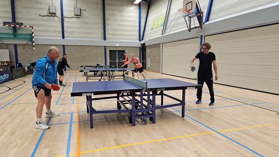 mensen die binnen tafeltennis spelen