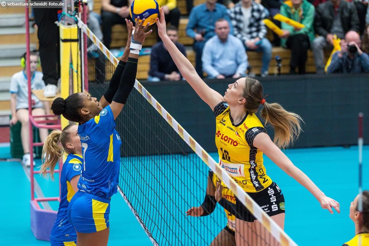 mensen die volleybal spelen in een sportzaal