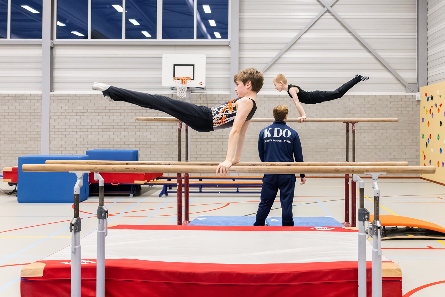 een jongen op een turnbank