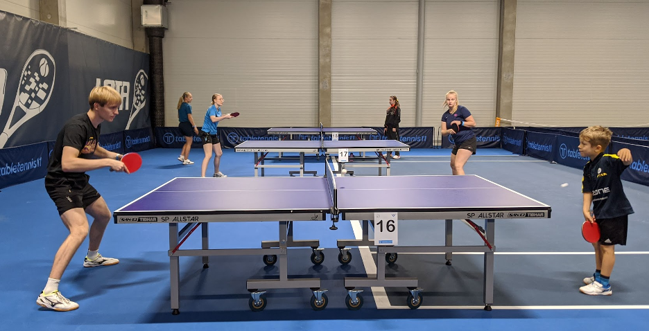 mensen die tafeltennis spelen