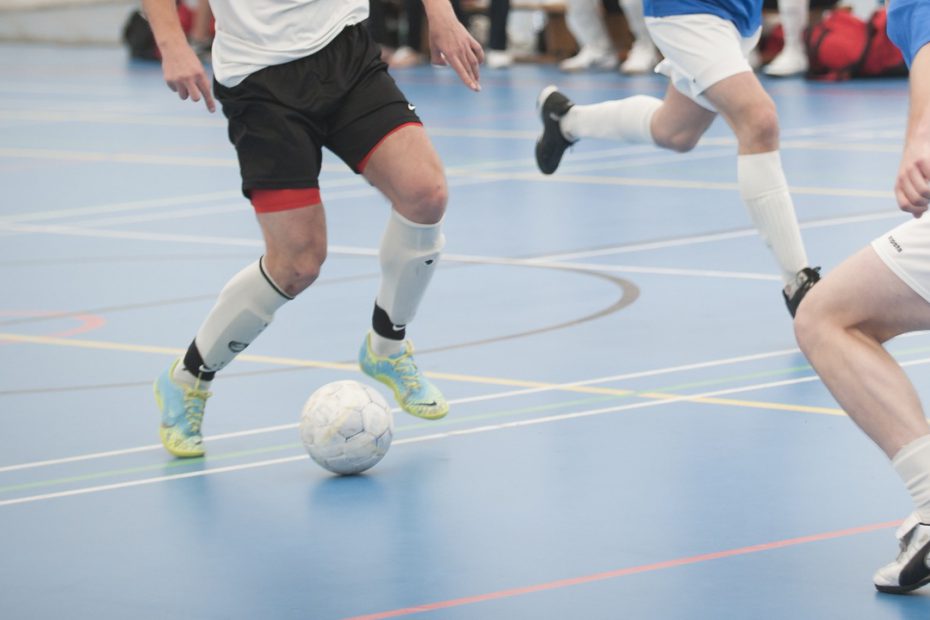 voetballende mensen in een zaal
